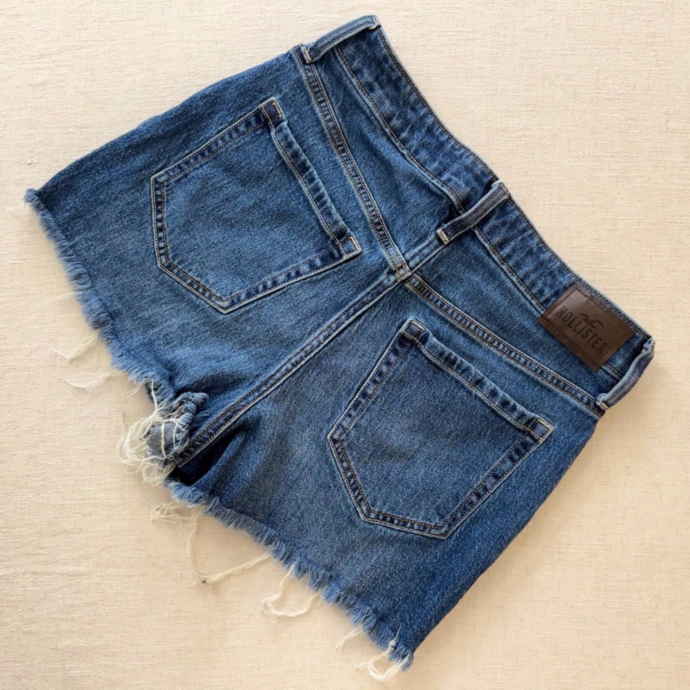 Hollister Ultra High-Rise Mom Shorts Medium Wash Frayed Raw Hem Size 4 W27 - Picture 5 of 8
